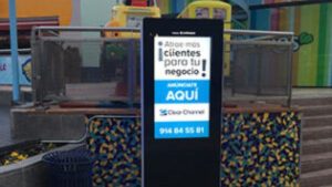 Totem publicitario con anuncio