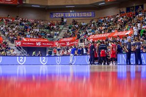 Instalación de vallas perimetrales en campo de baloncesto