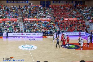 Instalación de vallas perimetrales en campo de baloncesto