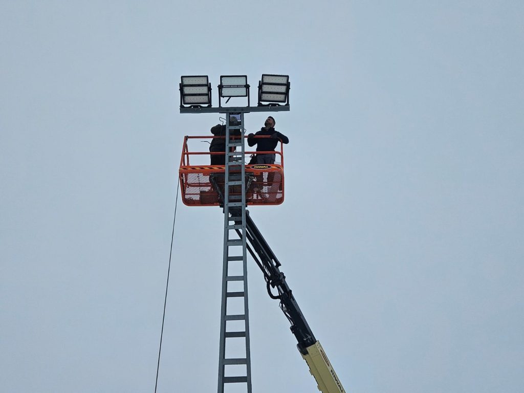 Iluminación del campo municipal en El Espinar
