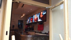 Instalacion de pantalla en restaurante Roost Chicken