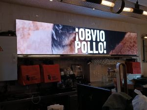 Instalacion de pantalla en restaurante Roost Chicken