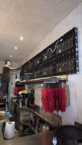 Instalacion de pantalla en restaurante Roost Chicken